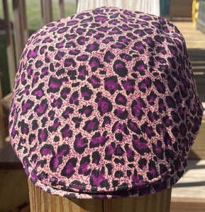 Sombrero con estampado de guepardo morado