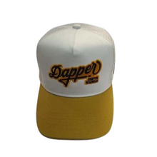 Cargar imagen en el visor de la galería, Gorra de camionero Dapper (blanco y dorado)
